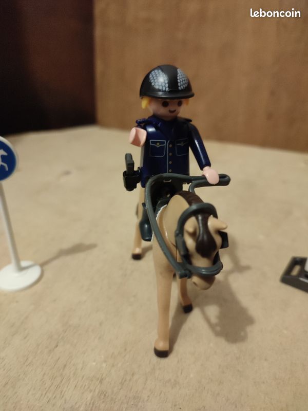 26 / Playmobil 9260 – Policier avec cheval (image 5)