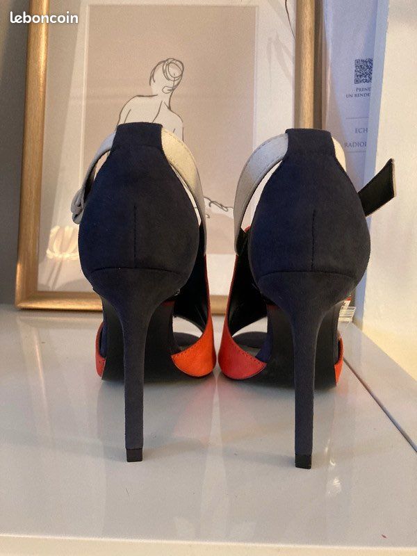 Neufs escarpins tricolores 36 Zara idéal pour l'été bleu marine