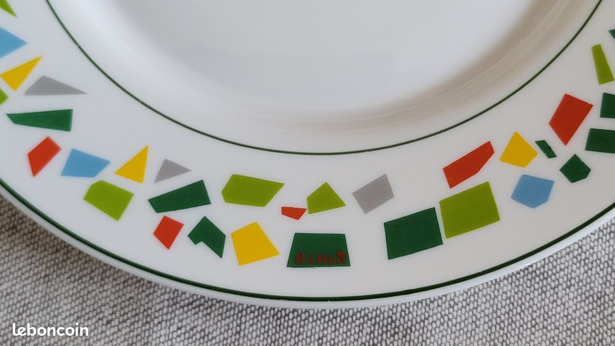 Lot D'assiettes Arcopal - Décor Géométrique Et Fruits - Porcelaine - Occasion
