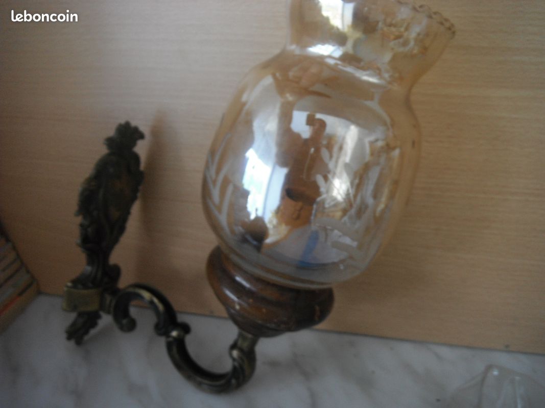 Ancienne applique murale en bronze et bois bougie globe en verre teinte (image 7)