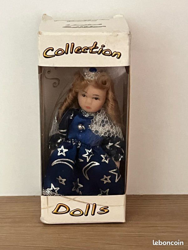 POUPEE HABILLEE AVEC UN BUSTE EN PORCELAINE EN BOITE | UK