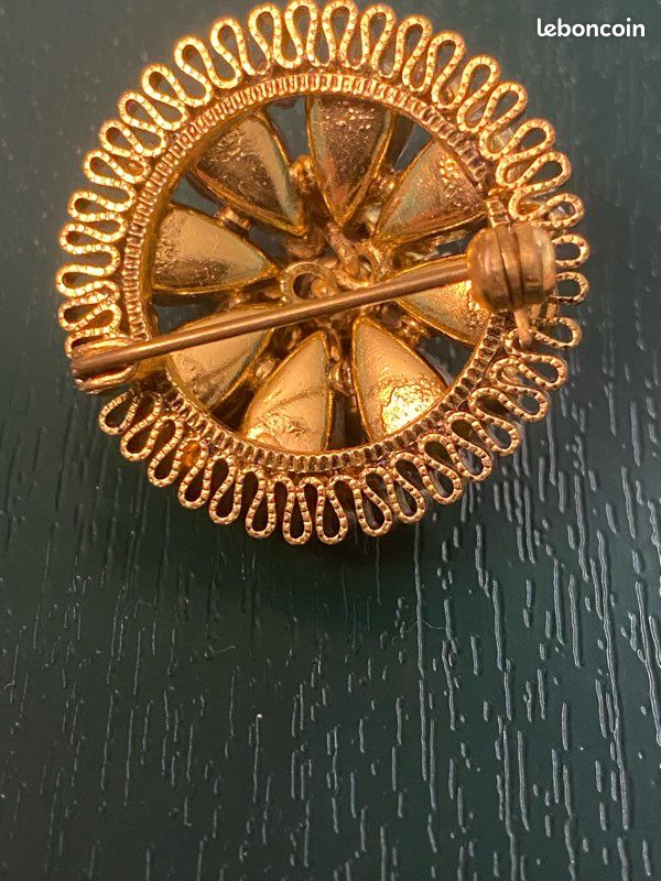 Broche Vintage En Métal - Jolie Petite Pièce D'Occasion