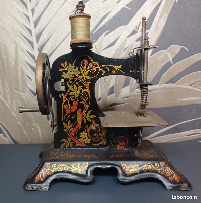 Jouet Ancien Machine à Coudre Baby – Circa 1900 – Métal Fonte