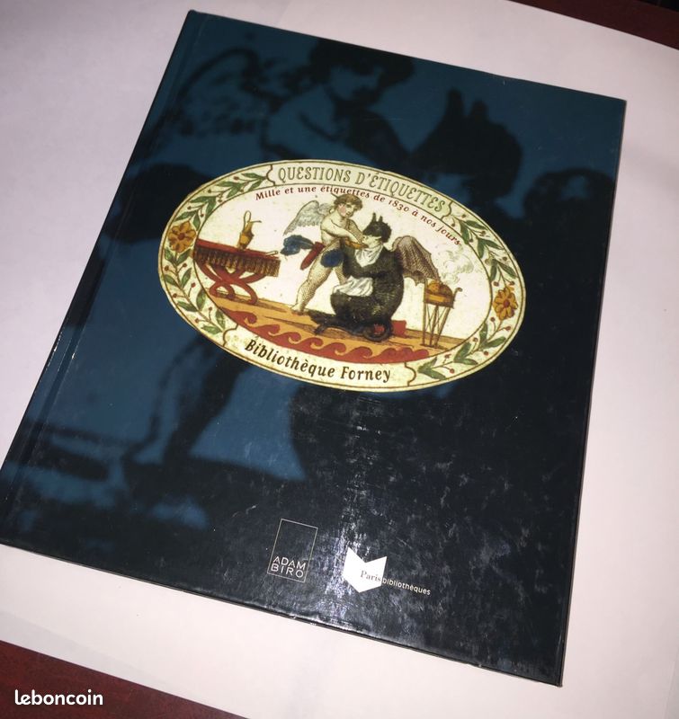 Livre "Questions d'étiquettes" - bibliothèque Forney - catalogue exposition 1000 et une étiquettes de 1830 a nos jours (image 1)