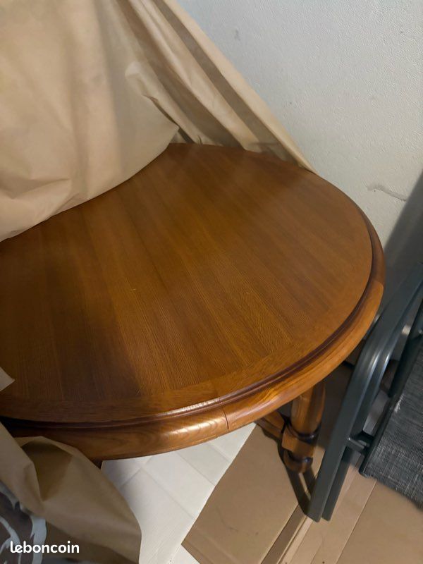 Table ronde en bois (image 1)