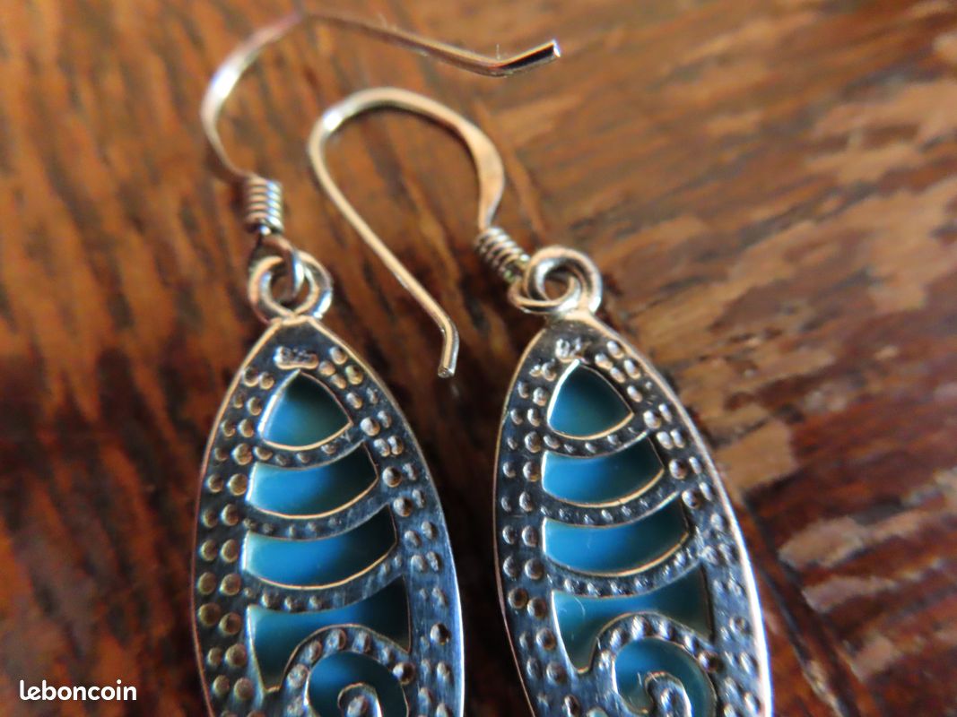 Boucles D'oreilles Argentées Avec Composite Turquoise - Fermoir Dormeuse - Style Années 2000 - Occasion