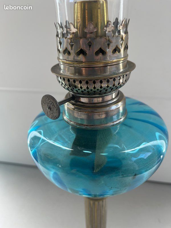 Lampe à Pétrole Vintage Verre Bleu Et Laiton - Ancienne, XXe Siècle, état D'âge (verre éclaté)