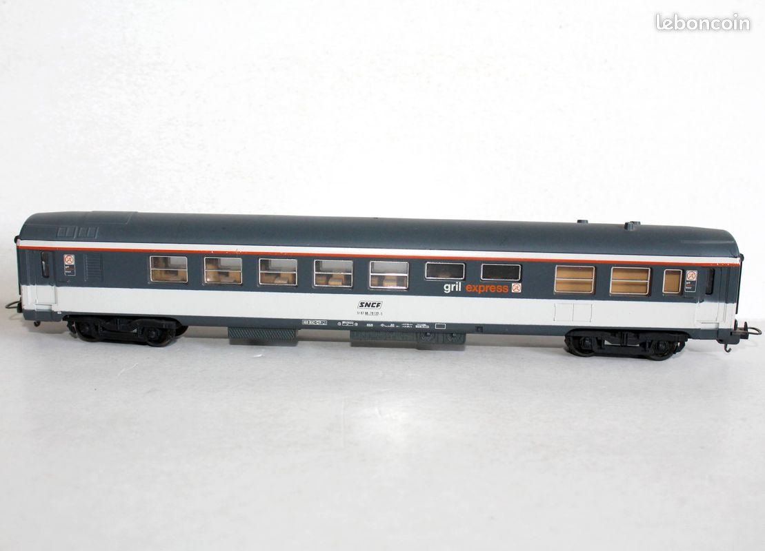 VOITURE CORAIL 2E cl SNCF AVEC VOYAGEURS ECLAIRAGE LED TRAIN ELECTRIQUE