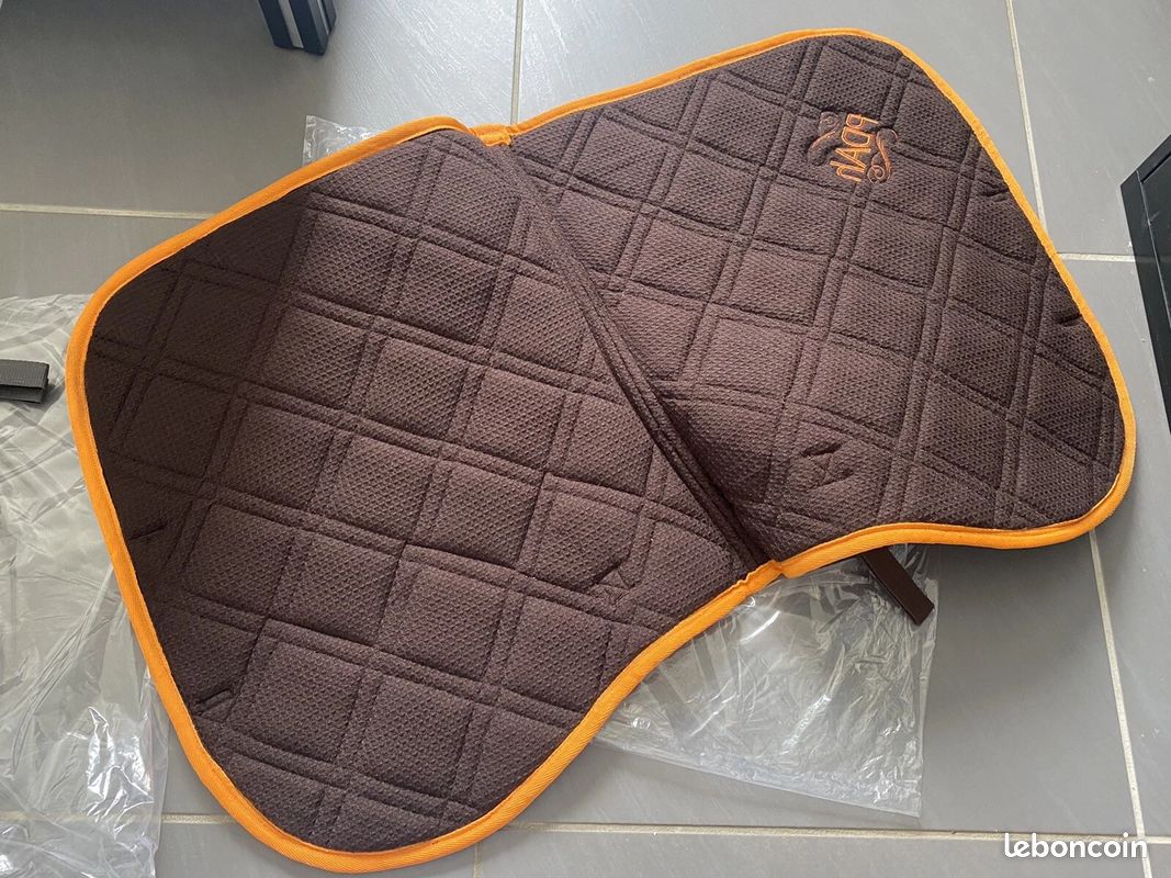 Tapis de selle HKM Allure Horses poney/cheval, CSO/dressage – En Selle