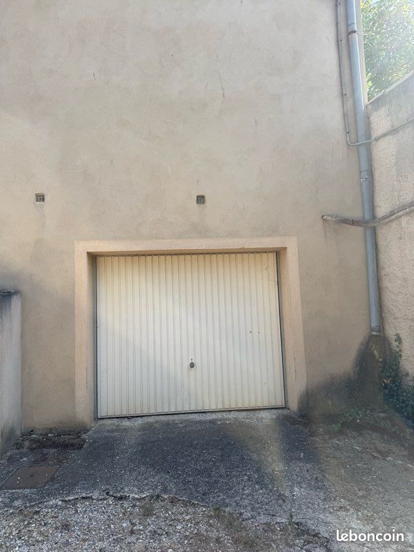 Loue Garage / box de stockage 52 m2 · à Pourcieux · 350 €/mois