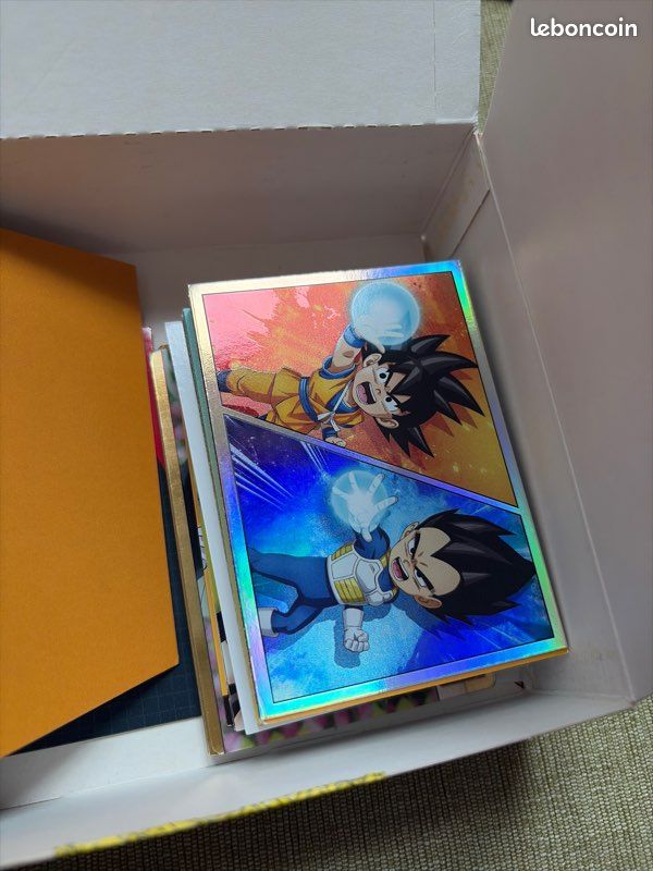Panini Dragon Ball DAIMA – Pack De Inicio Con Carpeta, 2 Sobres De 8 Tarjetas (16 Cartas) Y Tarjeta Edición Limitada #1 – Colección 407 Cartas Cartas Dragon Ball DAIMA Panini Dragon Ball DAIMA – Pack De Inicio Con Carpeta, 2 Sobres De 8 Tarjetas (16 Cartas) Y Tarjeta Edición Limitada #1 – Colección 407 Cartas Cartas Dragon Ball DAIMA