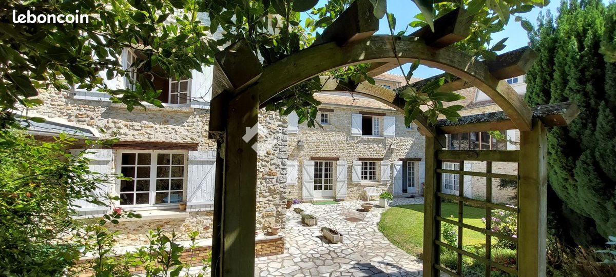 Maison 8 pièces 274 m² · à Thoiry · 274 m² · 450 000 €