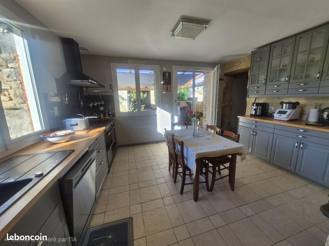 Maison 10 pièces 286 m² · à Saint-Hilaire-des-Loges · 286 m² · 275 000 €