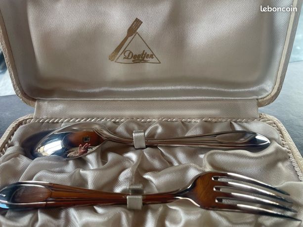 Beau couvert de service en métal argenté dans un coffret