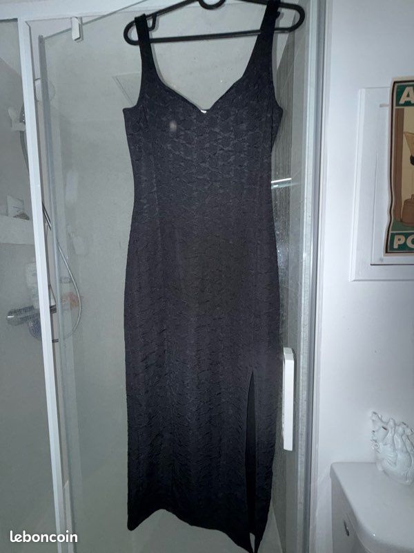 Robe longue noire H&M – fendue, moulante, taille S Vêtements