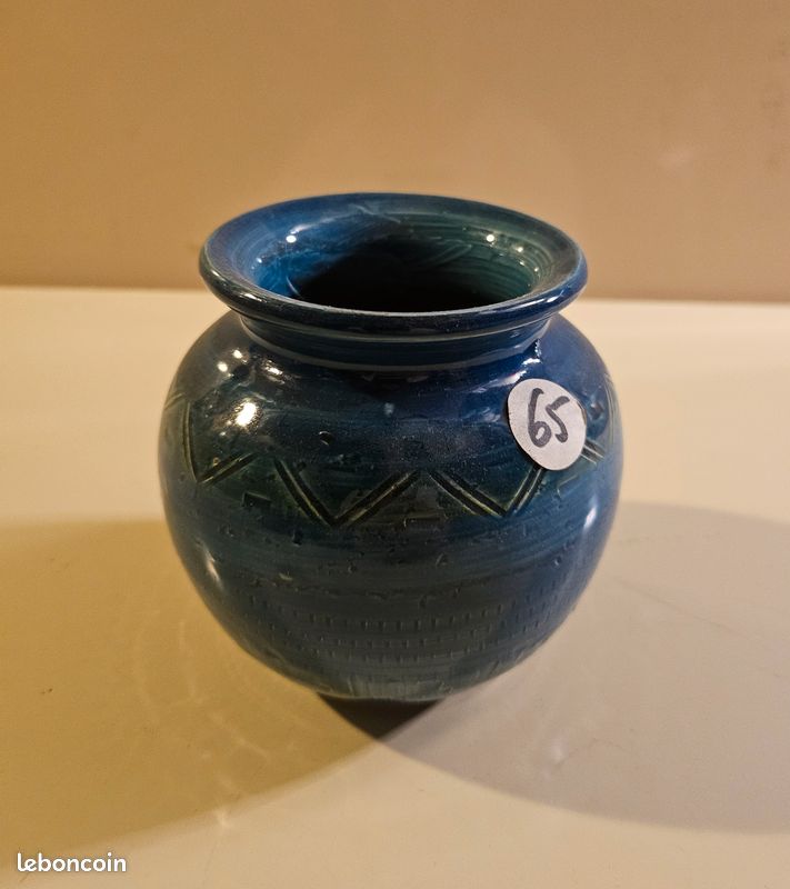 Vase en céramique vernissée bleue - motifs géométriques (image 1)