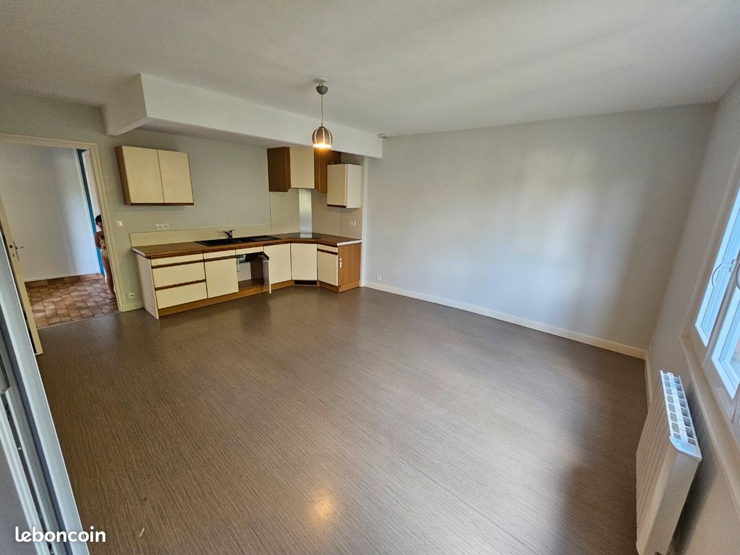 Appartement 3 pièces 55 m² · à Noirétable · 55 m² · 400 €