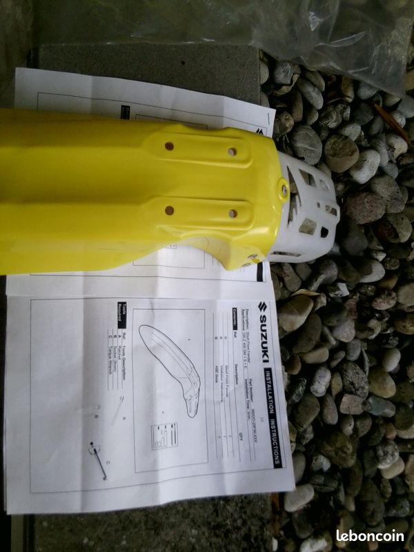Bavette Garde-boue Arrière Avec Feu SUZUKI DR-Z 400 2000-2009 – Réf. 35710-29F00 – Neuf