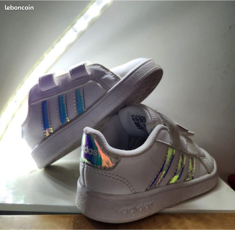 Adidas enfant taille 22 très bon état Chaussures