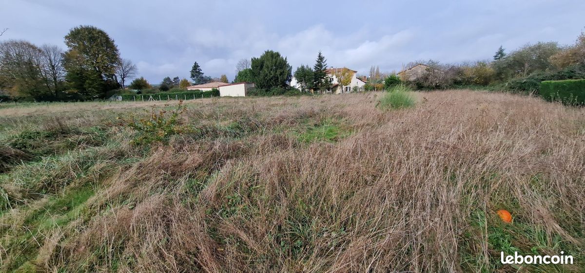 Terrain à bâtir de 2284 m² à SAINT-LEON-SUR-L'ISLE (24) · à Saint-Léon-sur-l'Isle · 34 000 €