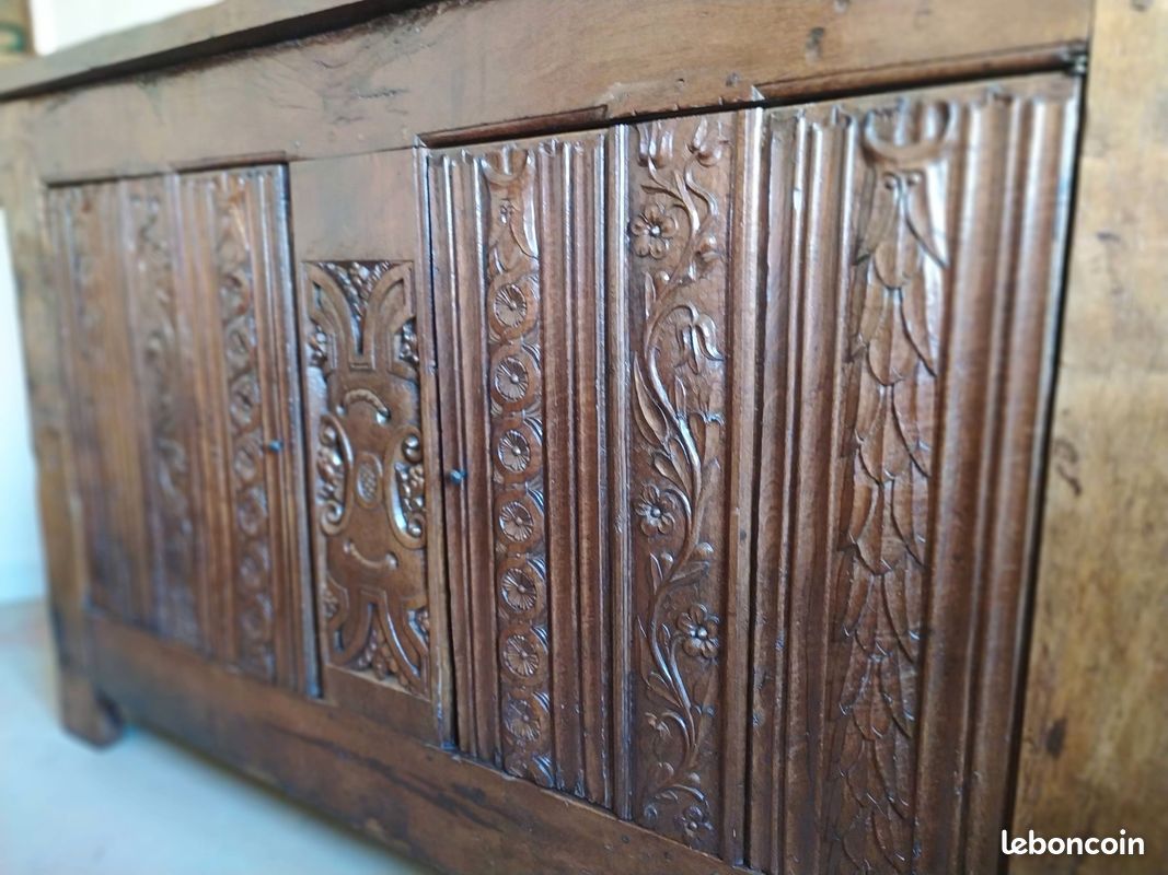 Important buffet à hauteur d'appui en chêne mouluré, sculpté et teinté (panneaux de bois du XVIè s.) (image 4)