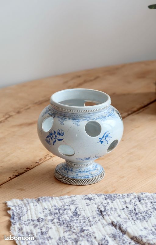 Ancien pot à crocus en faïence bleue | Pique-fleurs Saint-Uze style REVOL (image 1)