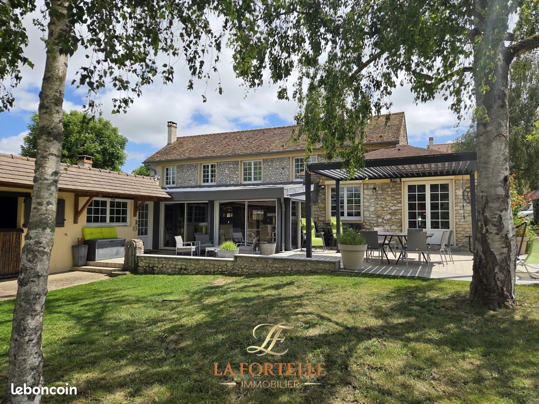 Maison 12 pièces 525 m² · à Thoiry · 525 m² · 1 150 000 €