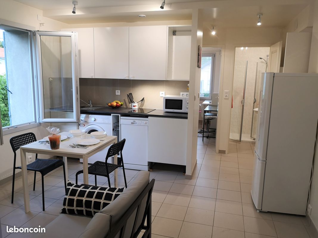 Appartement 3 pièces 40 m² · à Saint-Genis-Laval · 40 m² · 990 €