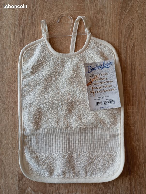 Bavoir à broder (image 1)