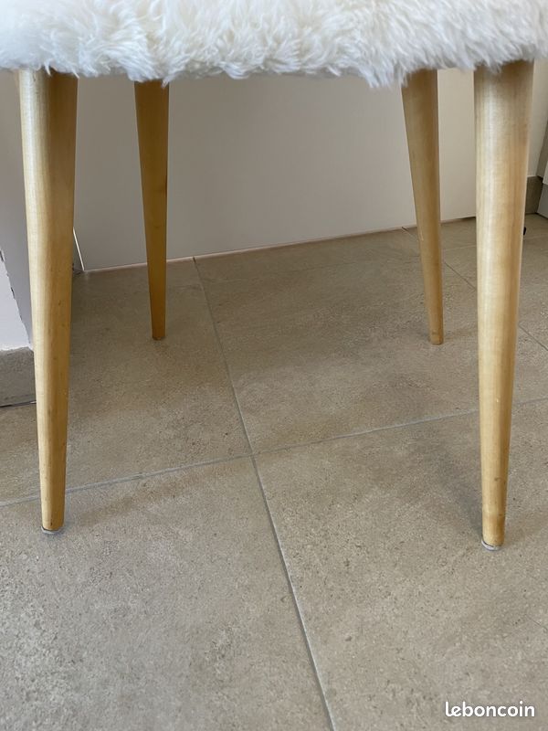 Chaise fausse foutrure pieds bois (image 3)