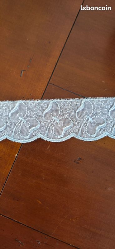 Rouleau de ruban dentelle organza brodé bleu ciel (image 3)