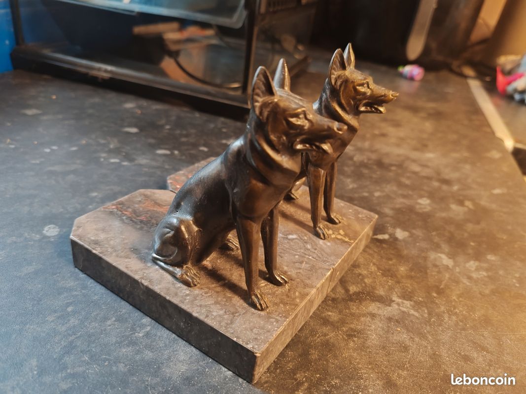 Paire de serre-livres Art Déco – Chiens Bergers Allemands en régule et marbre (image 2)