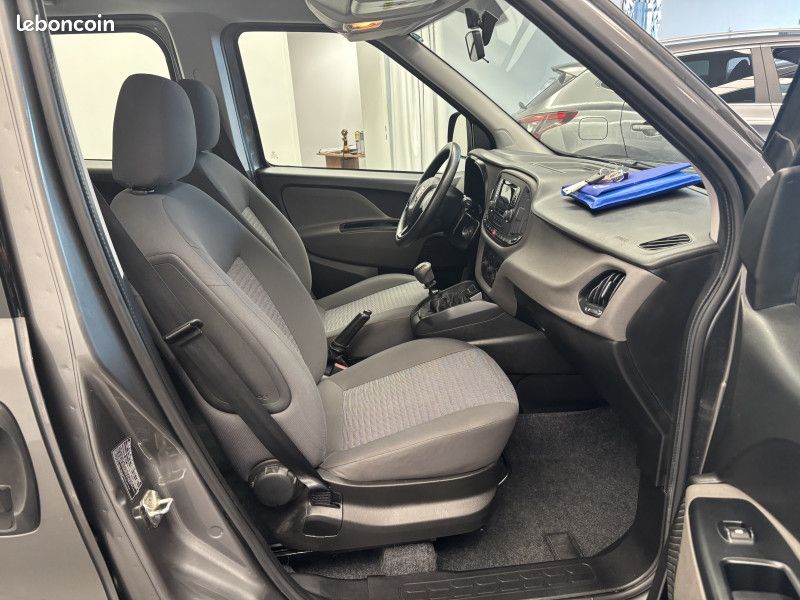 Fiat DOBLO 1.6 jtd 120 ch Lounge 7 places / Climatisation / Attelage / Régulateur / (image 17)