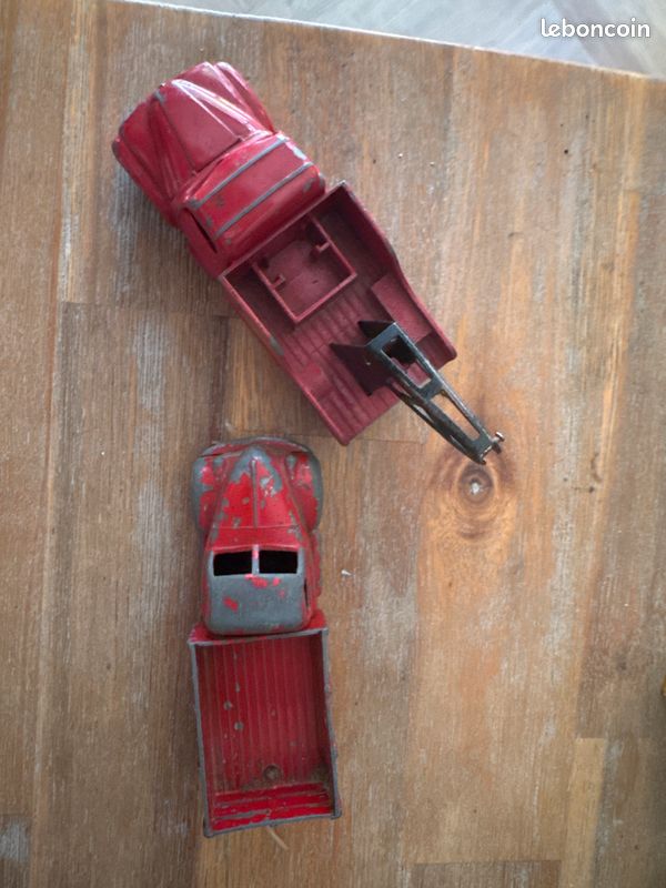 Lot de 2 véhicules dinky toys (image 2)