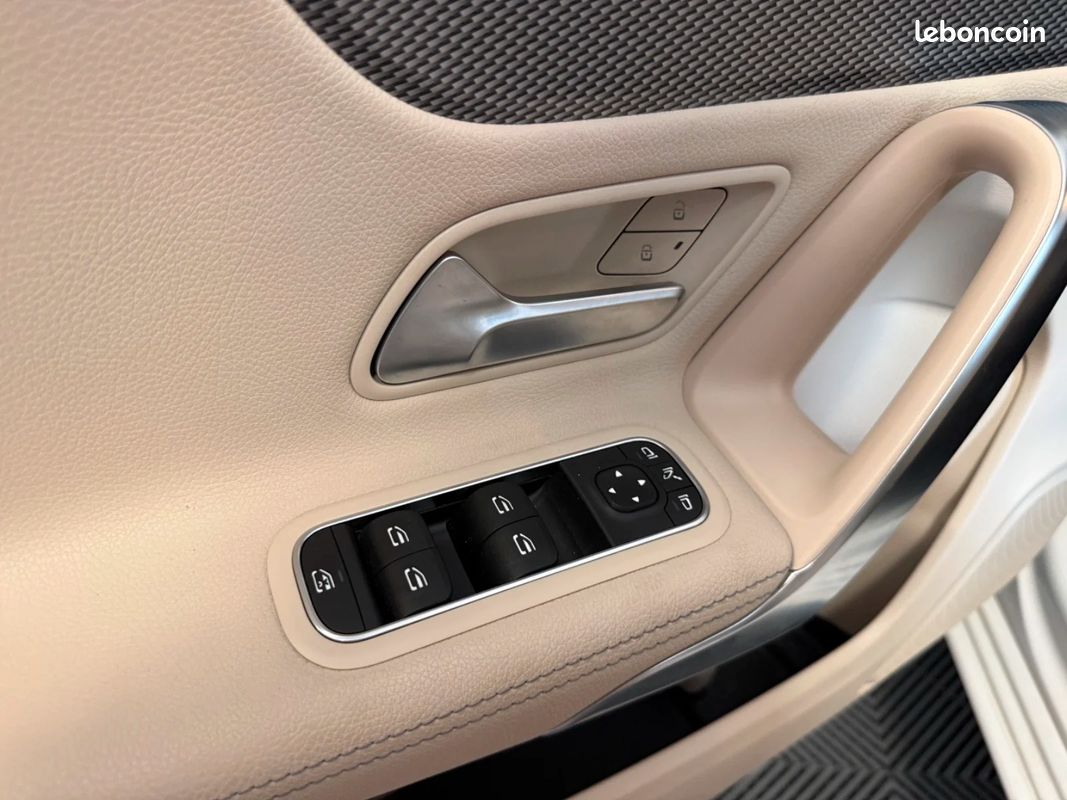 Mercedes-Benz CLASSE A Classe A 180 d 7G-DCT / APPLE CARPLAY / RÉGULATEUR / CAMÉRA / FAIBLE KM (image 40)