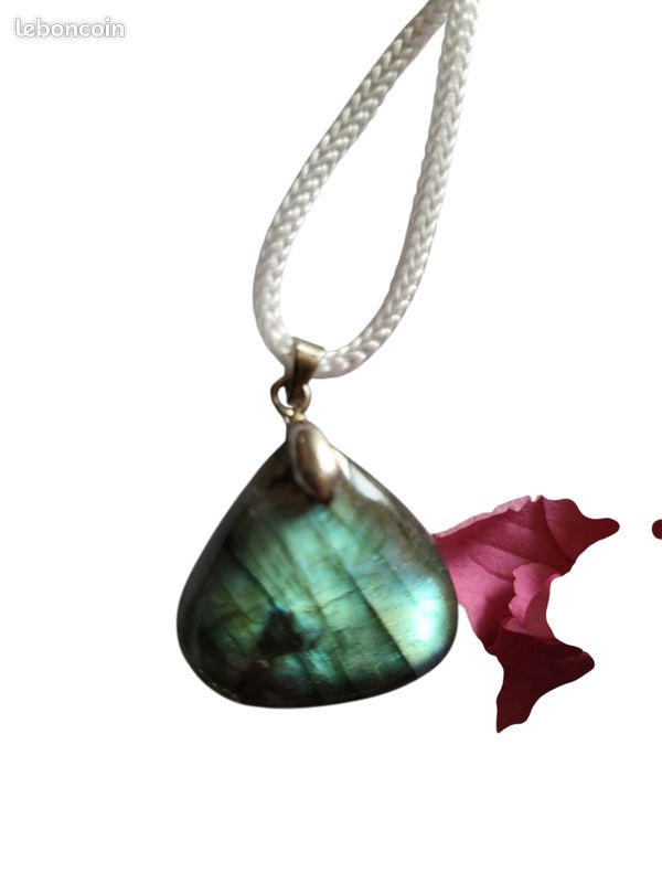 Mini pendentif labradorite forme goute reflet bleue (image 1)