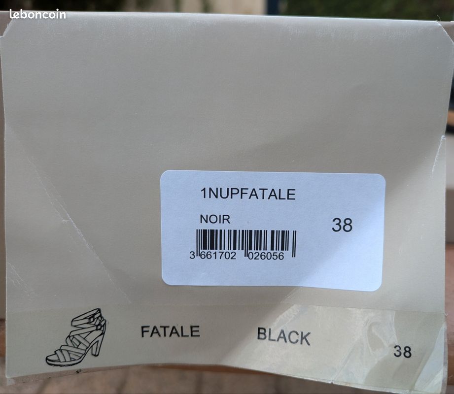 Chaussures à brides noires, marque renommée (image 13)