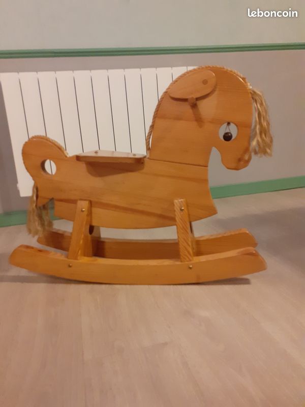 Cheval à bascule (image 1)