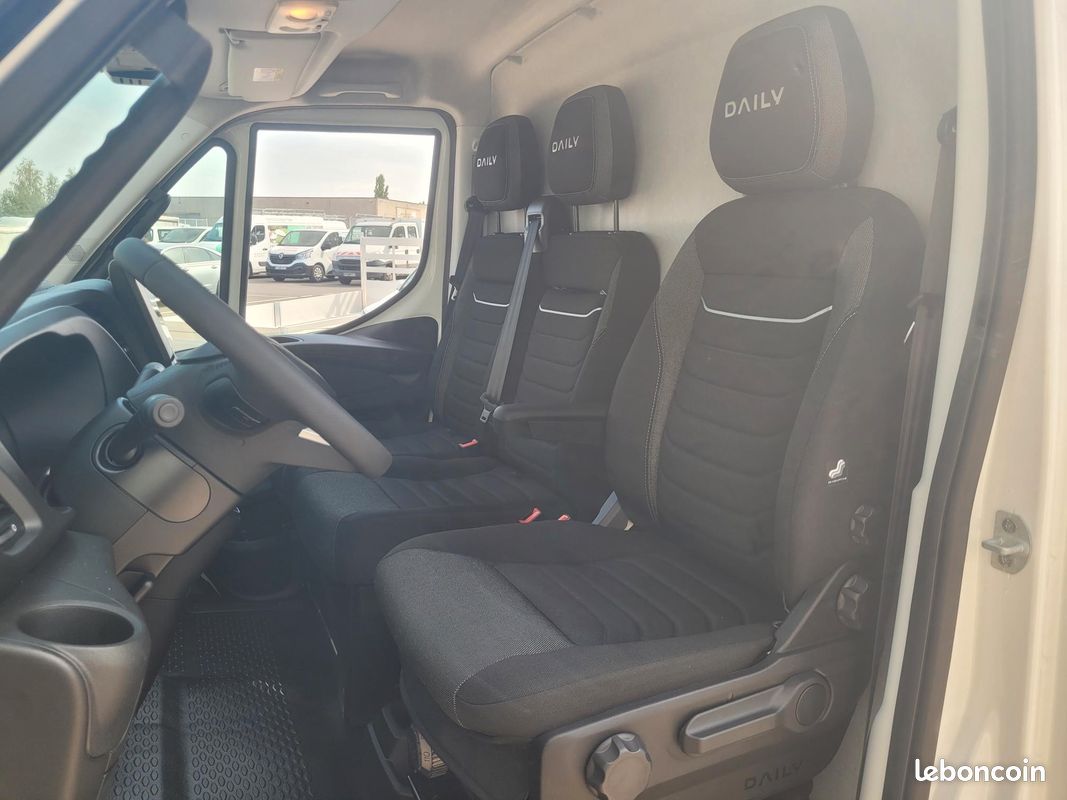 IVECO DAILY MY24 35C18 HA8 V12 FOURGON PACK COMFORT PLUS + PACK STYLE 03 PLACES comme NEUF avec ATTELAGE / MOTEUR 3 LITRES / CAMÉRA DE RECUL / SUSPENSION RENFORCÉE 07 LAMES ( Prix de Vente 48 990 HT ) (image 10)