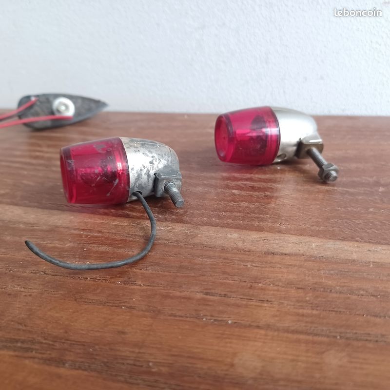Phare Arrière De Vélo Vintage - Plastique Rouge - Fabrication Française - Occasion