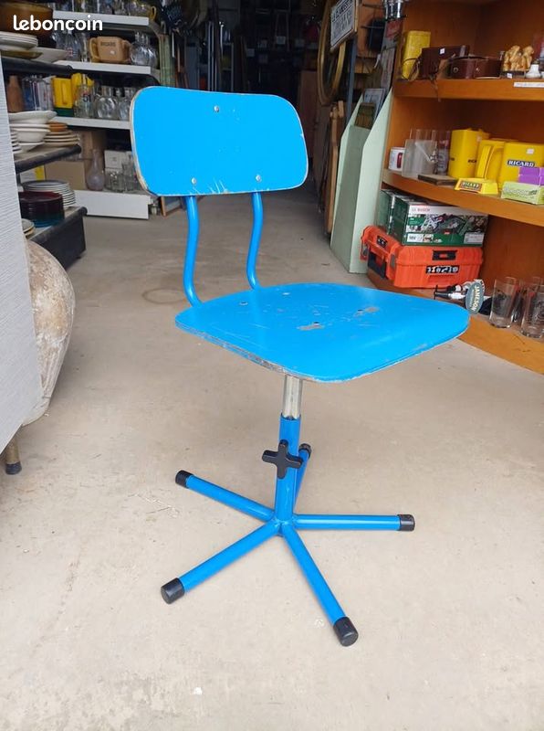 Chaise d'atelier vintage bleue (image 1)