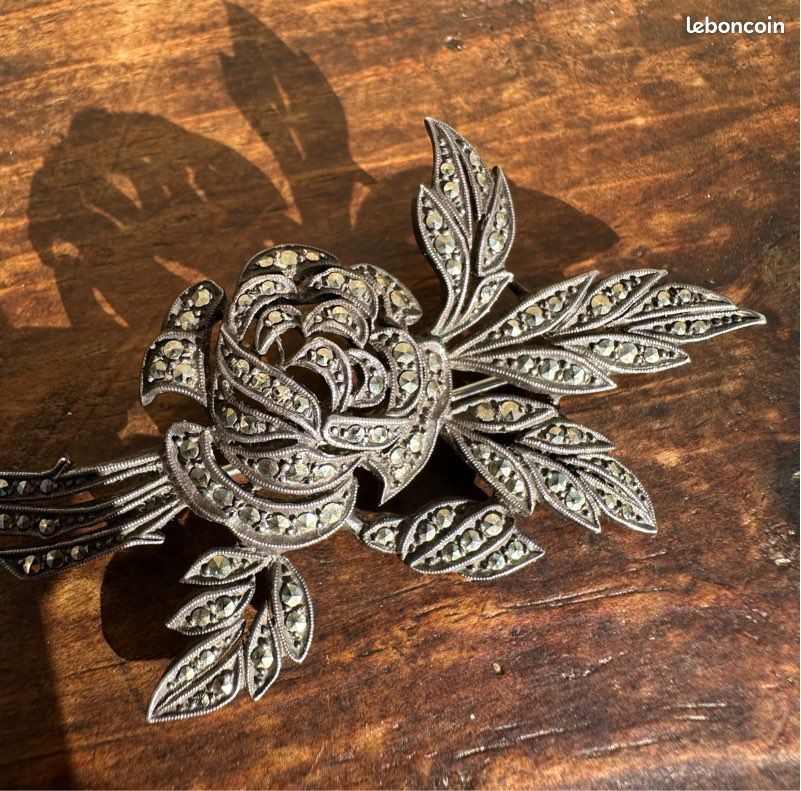 Broche Vntage Flor Dorada con Esmalte Morado Claro y Perlas de