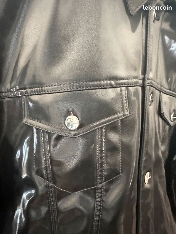 Veste effet cuir verni noir coupe oversize (image 2)