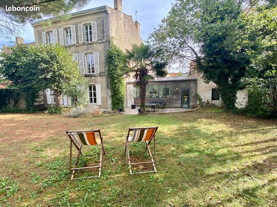 Maison 10 pièces 340 m² · à Niort · 340 m² · 643 000 €
