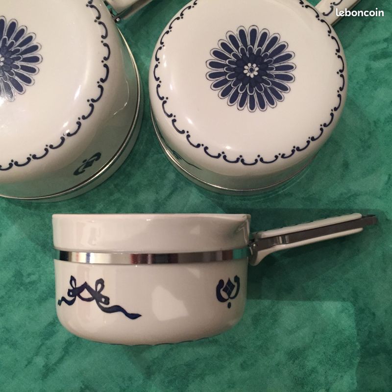 Trois casseroles en porcelaine à feu de Paris (image 2)