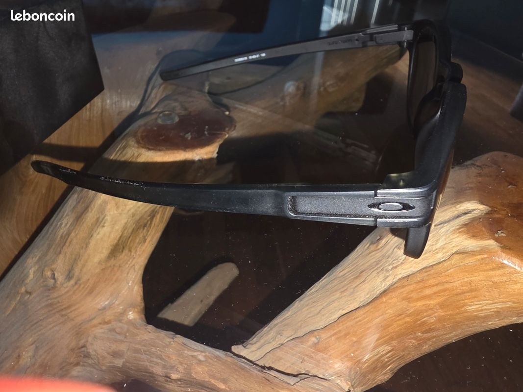 Oakley latch (image 3)