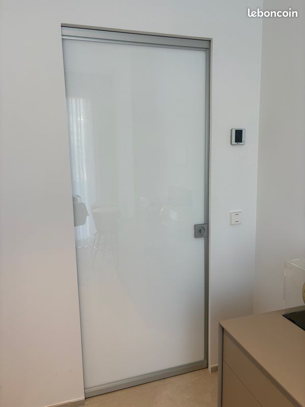 QUADRA - Porte coulissante encastrée avec panneau en simple verre sans montants (image 1)