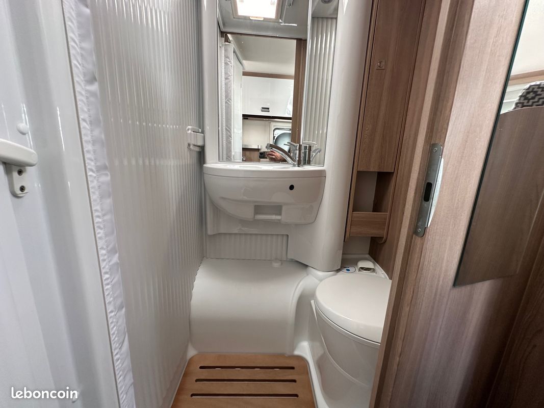 PRIX CANON Profilé Lits jumeaux largeur2m14 Laika Kosmo Compact 9 + Panneau Solaire + TV + Caméra de recul + 6m65 + Soute Garage + 14 281kms + charge utile 942KG (image 5)