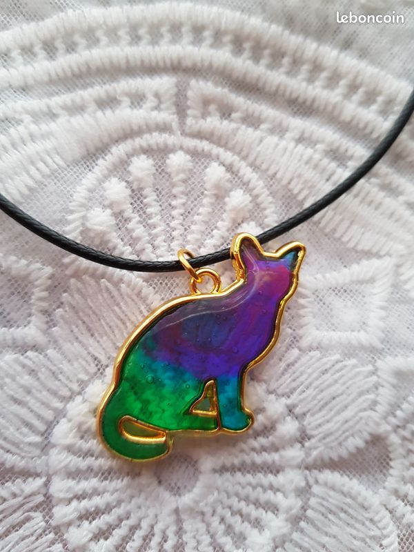 Collier Doré Avec Pendentif Chat Multicolore - Neuf Sans Emballage - Métal Sans Nickel