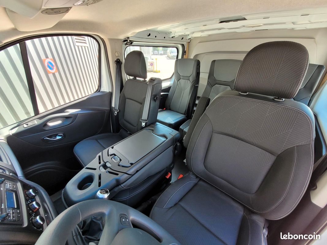 RENAULT TRAFIC L2H1 FOURGON 2.0 Blue DCI 120 GRAND CONFORT CABINE APPROFONDIE FIXE 06 PLACES comme NEUF avec HABILLAGE BOIS COMPLET / IMMATRICULÉ MAIS JAMAIS ROULÉ / 137 KMS ( Prix Vente 30 990 HT ) (image 12)